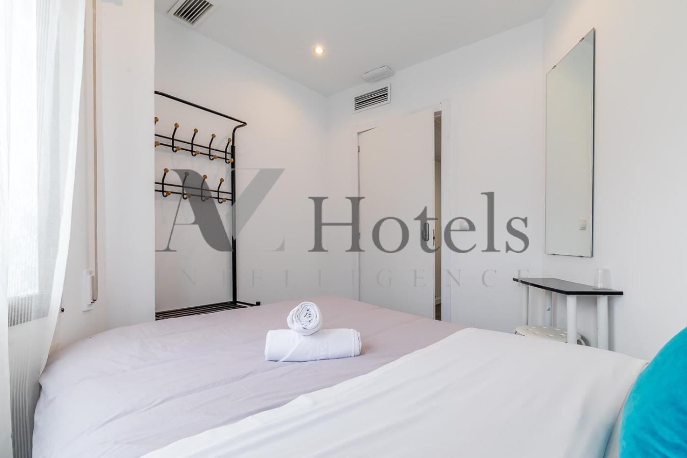Ayz Ulises - Auto Check-In Property มาดริด ภายนอก รูปภาพ